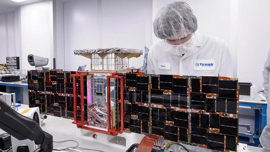 A project funded by NASA’s Small Business Technology Transfer program could help improve the efficiency of solar cells for space missions and use on Earth. Here, a team member installs solar panels onto the CAPSTONE spacecraft – short for Cislunar Autonomous Positioning System Technology Operations and Navigation Experiment – before its launch to the moon.